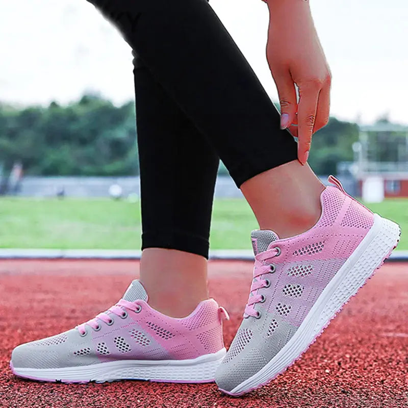 Scarpe da ginnastica da donna in tessuto a rete, stringate e traspiranti.