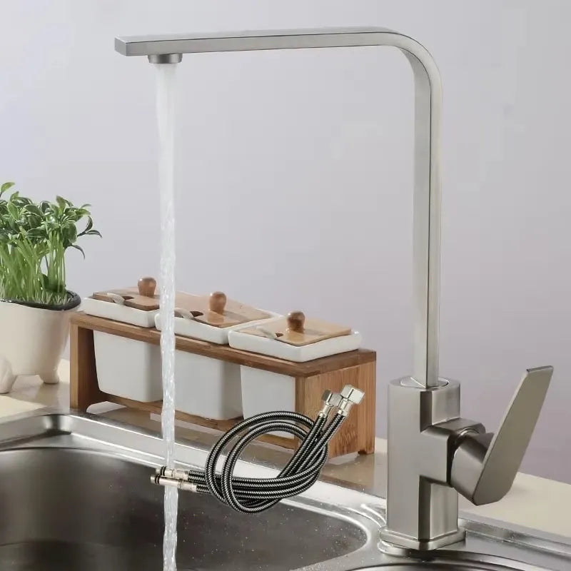 Rubinetto da cucina miscelatore rotante 360 gradi per lavello in acciaio inossidabile, design moderno e resistente.