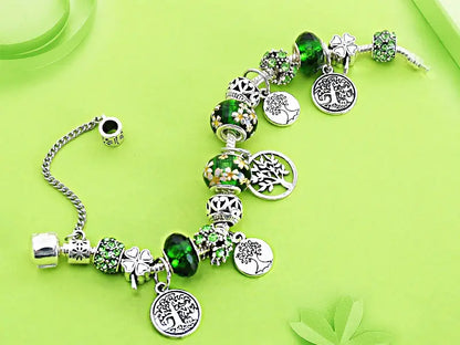 Braccialetto con albero della vita e perline di cristallo verde, elegante accessorio in argento tibetano.