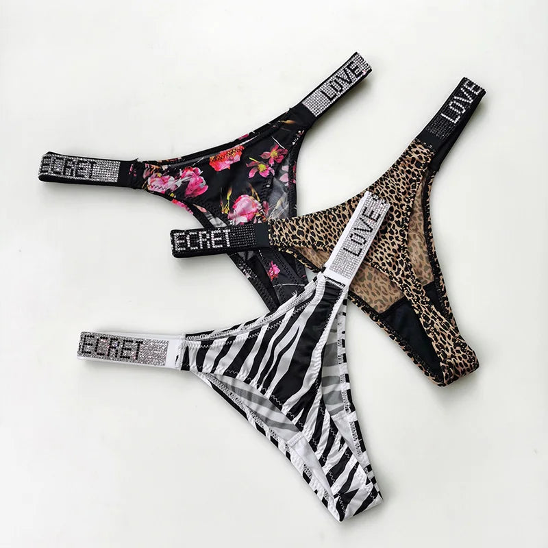 Thong Sexy a Vita Bassa con Strass. Questi slip combinano comfort e stile con un design accattivante a vita bassa, perfetto per qualsiasi occasione. | Vilemo