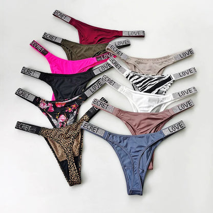 Thong Sexy a Vita Bassa con Strass. Questi slip combinano comfort e stile con un design accattivante a vita bassa, perfetto per qualsiasi occasione. | Vilemo